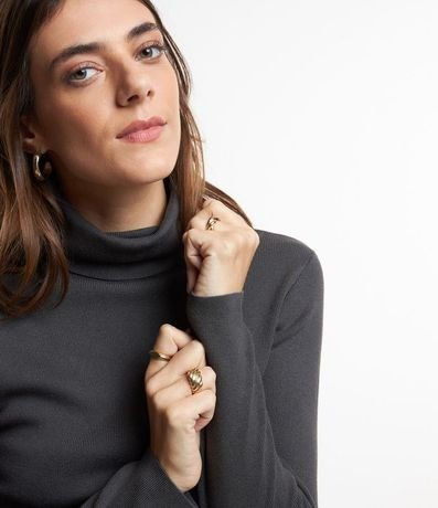 Suéter en Punto con Cuello Alto Estructurado 3