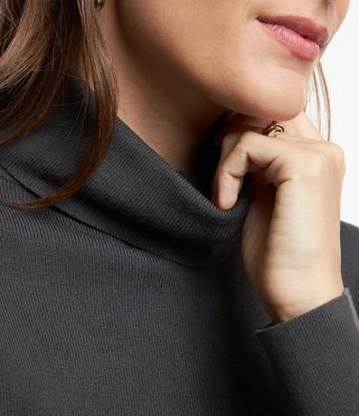 Suéter en Punto con Cuello Alto Estructurado 4