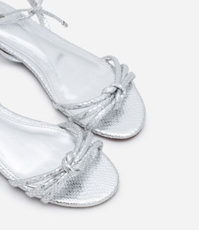 Sandalia Plana Metalizada con Tiras Nudo y Lazo 3