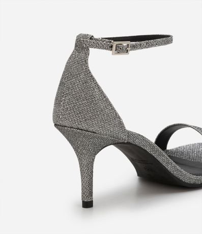 Sandalia Brillante con Tacón Fino y Textura Diferenciada 2
