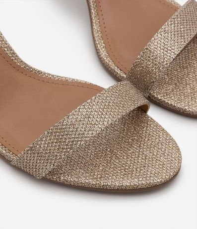Sandalia Brillante con Tacón Fino y Textura Diferenciada 4