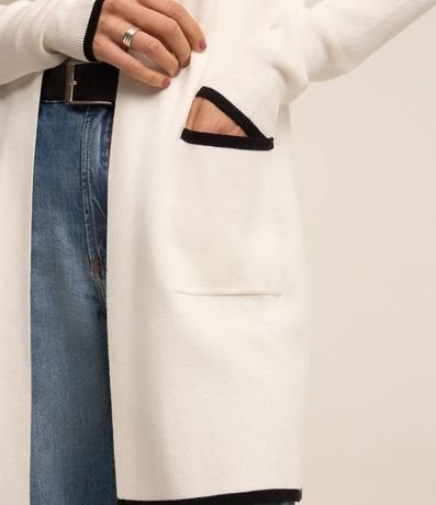 Cardigan Alargado en Punto con Detalles Contrastantes 4