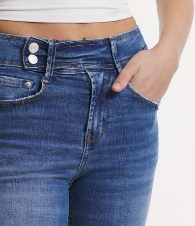 Pantalón Capri en Jeans con Botones no Cintura y Desgaste en la Pierna 4