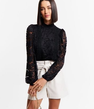 Blusa en Encaje Floral con Cuello Alto y Manga Abullonada 1