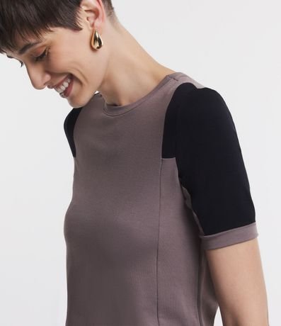 Blusa en Viscosa con Recortes Assimétricos y Bloques de Color