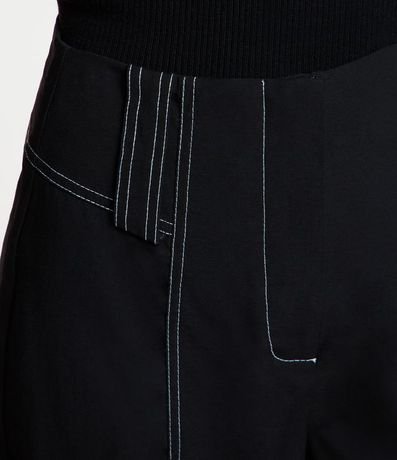 Short en Viscosa con Trabilla y Pespunte Contrastante 4