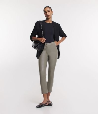 Pantalón Legging con Material Sintético y Abotonado Delantero