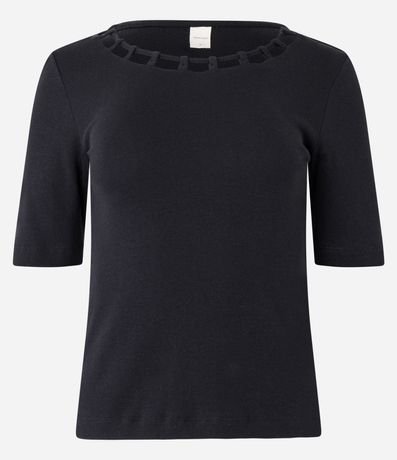 Blusa en Media Malla con Detalle Trenzado y Cutout en el Cuello 1