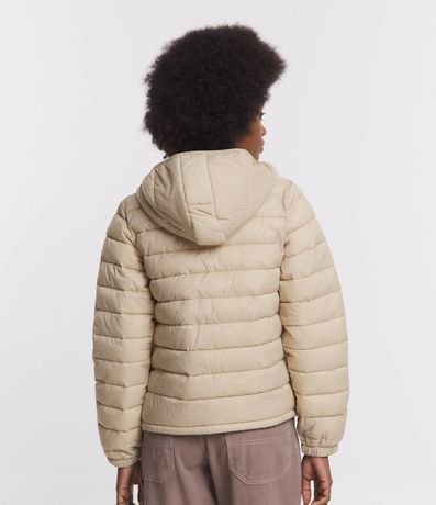 Campera Ultra Leve con Capucha y Bolsillos con Botón 3