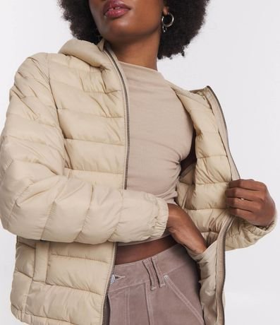 Campera Ultra Leve con Capucha y Bolsillos con Botón 4