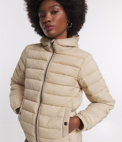 Campera Ultra Leve con Capucha y Bolsillos con Botón 6