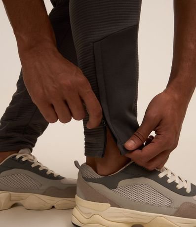 Pantalón Deportiva con Textura y Recorte en la Parte Baja 4