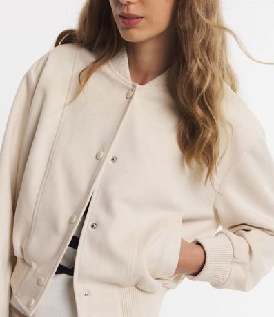 Campera Bomber en Gamuza con Bajo Ayustadas y Recortes 2