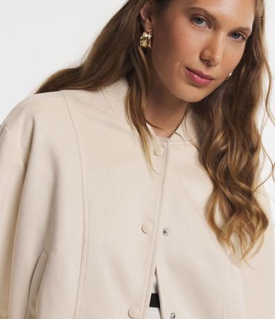 Campera Bomber en Gamuza con Bajo Ayustadas y Recortes 4