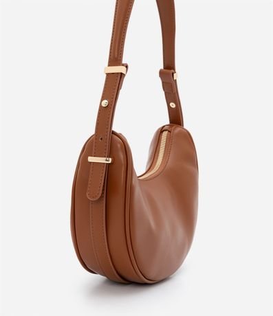 Bolso Baguette Media Luna con Detalles en Metal en la Correa 3