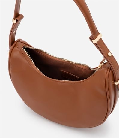 Bolso Baguette Media Luna con Detalles en Metal en la Correa 4