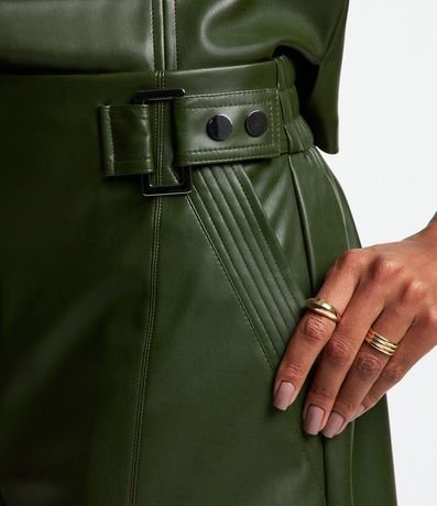 Short Recto con Elástico en la Espalda y Detalle en Hebilla 4