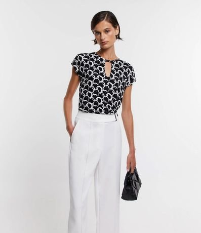 Blusa en Viscosa con Detalle Cutout en el Cuello y Estampa Geométrica 1