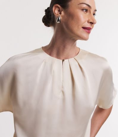 Blusa en Tejido Satinado con Pliegues en el Cuello 1