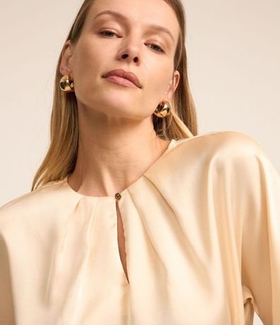 Blusa en Tejido Satinado con Pliegues en el Cuello 5