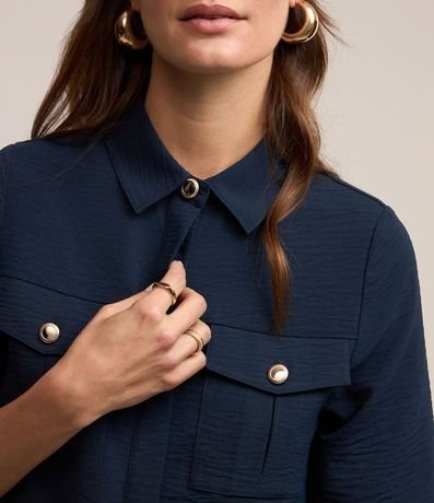 Camisa Texturizada con Bolsillos Delanteros y Botones Diferenciados 3