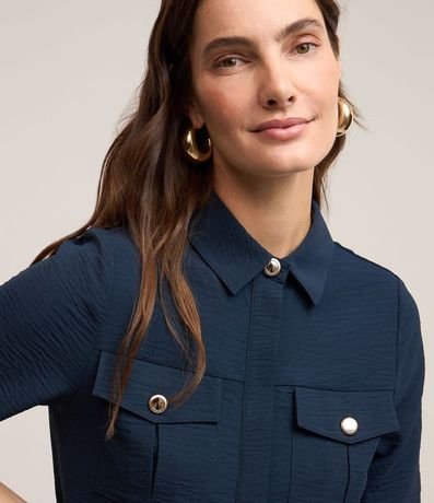 Camisa Texturizada con Bolsillos Delanteros y Botones Diferenciados 4