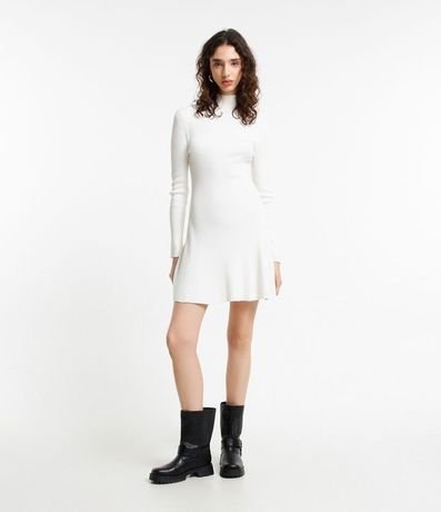 Vestido Corto Evasê en Punto con Cuello Alto 2