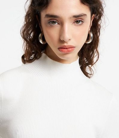 Vestido Corto Evasê en Punto con Cuello Alto 4