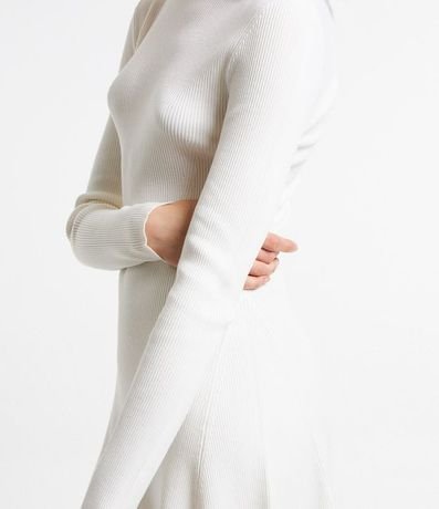 Vestido Corto Evasê en Punto con Cuello Alto 5