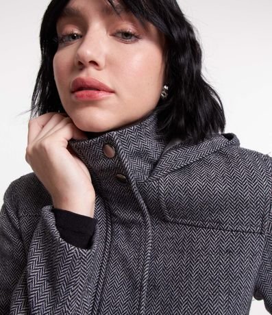Saco Largo en Polivelour con Capucha y Textura Espina de Pez 4