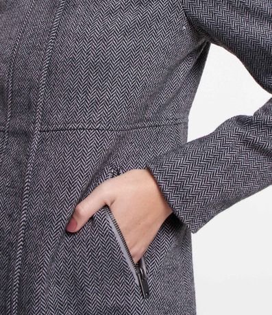 Saco Largo en Polivelour con Capucha y Textura Espina de Pez 5