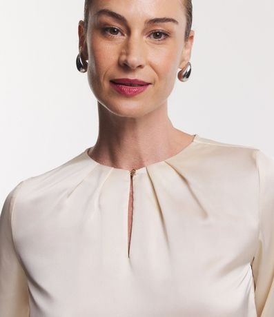 Blusa en Tejido Satinado con Detalles de Pliegues en el Cuello 3