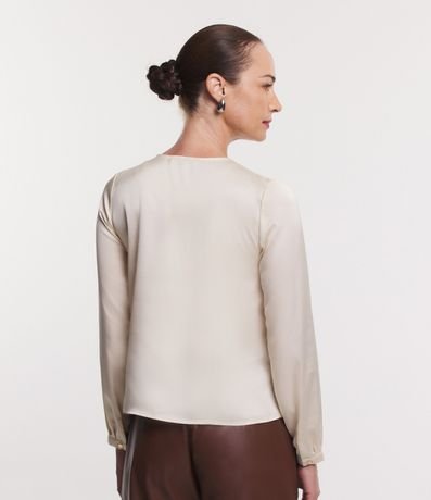 Blusa en Tejido Satinado con Detalles de Pliegues en el Cuello 4