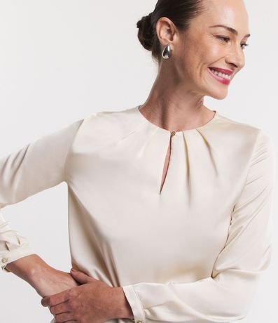 Blusa en Tejido Satinado con Detalles de Pliegues en el Cuello 5