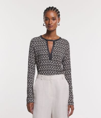 Blusa en Viscosa con Detalle en PU en el Cuello y Estampa Geométrica 1