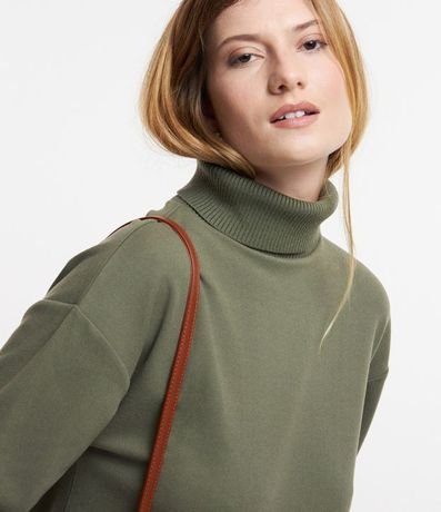 Vestido en Suedine con Cuello Alto y Puños Ajustados 3