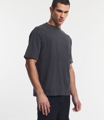 Remera Boxy en Media Malla Desteñida con Cuello Alto 3