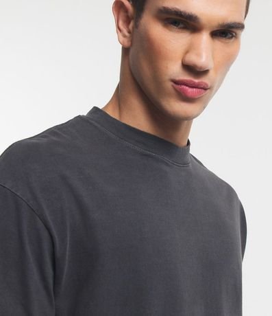 Remera Boxy en Media Malla Desteñida con Cuello Alto 6