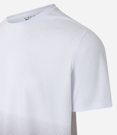 Remera Deportiva Dry Fit com Estampado Degradado 5
