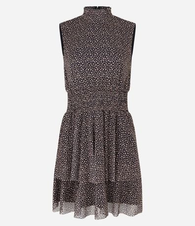 Vestido en Tule con Cuello Alto y Capas en la Pollera 6