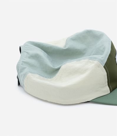 Gorra 5 Panel en Microfibra con Recortes y Bordado Delantero 4