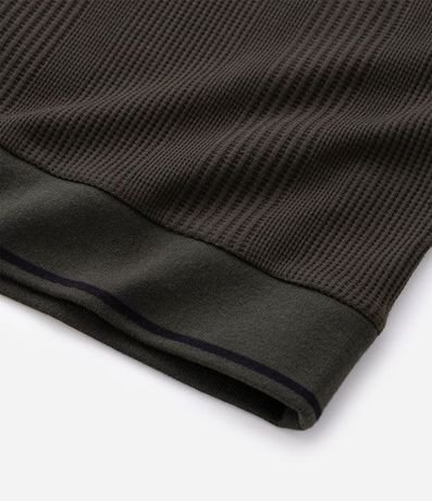 Polo Regular en Media Malla con Textura Rayada y Detalles Contrastantes 9