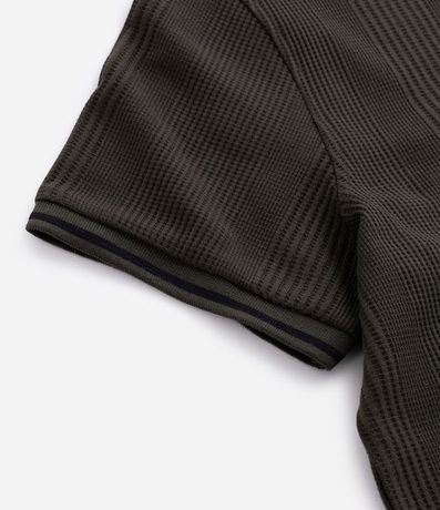 Polo Regular en Media Malla con Textura Rayada y Detalles Contrastantes 10