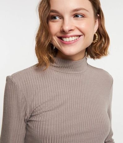 Blusa Cropped en Viscosa Texturizada con Cuello Largo 4
