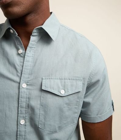 Camisa Comfort en Lino con Bolsillo y Dobra en la Manga 4