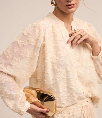 Camisa en Chiffon con Abotonado y Textura con Felpas 5