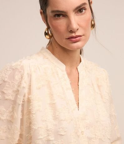 Camisa en Chiffon con Abotonado y Textura con Felpas 9