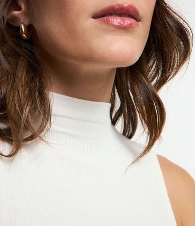 Blusa en Viscosa con Cuello Alto y Textura Acanalada 3