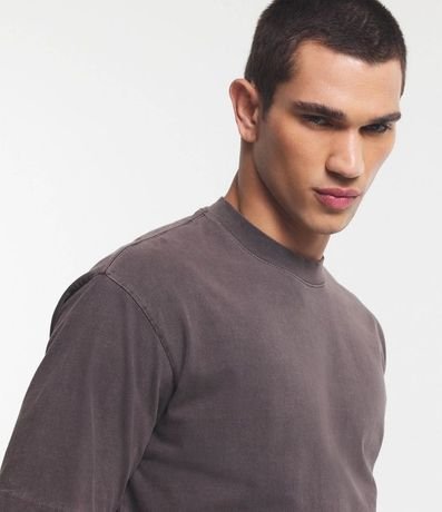 Remera Boxy en Algodón Desteñido con Cuello Alto 4