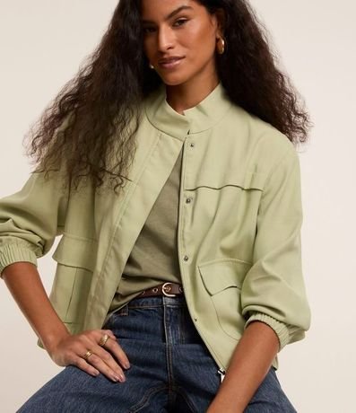 Campera Bomber en Viscosa con Bolsillos Solapa y Pespuntos Contrastantes